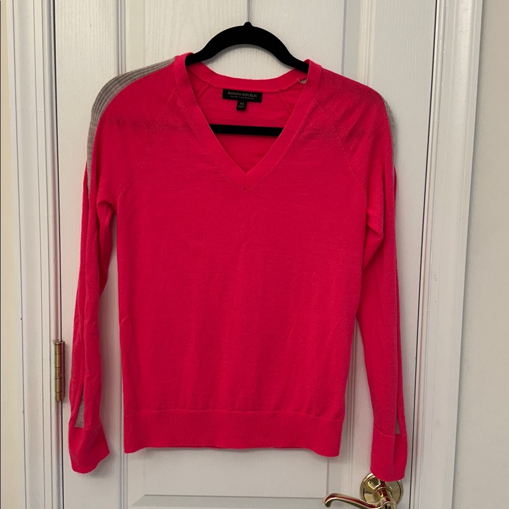Banana Republic Hot Pink Extra Fine Merino wool V-Neck Women’s XS Sweater